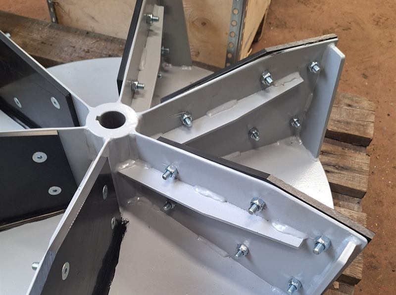 Neues graues Gebläserad mit schwarzen Verschleißplatten
