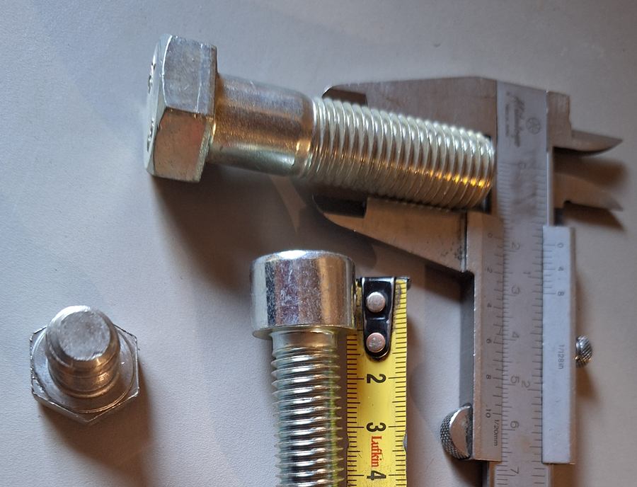 Zollschraube, gemessen mit Messschieber und Maßband