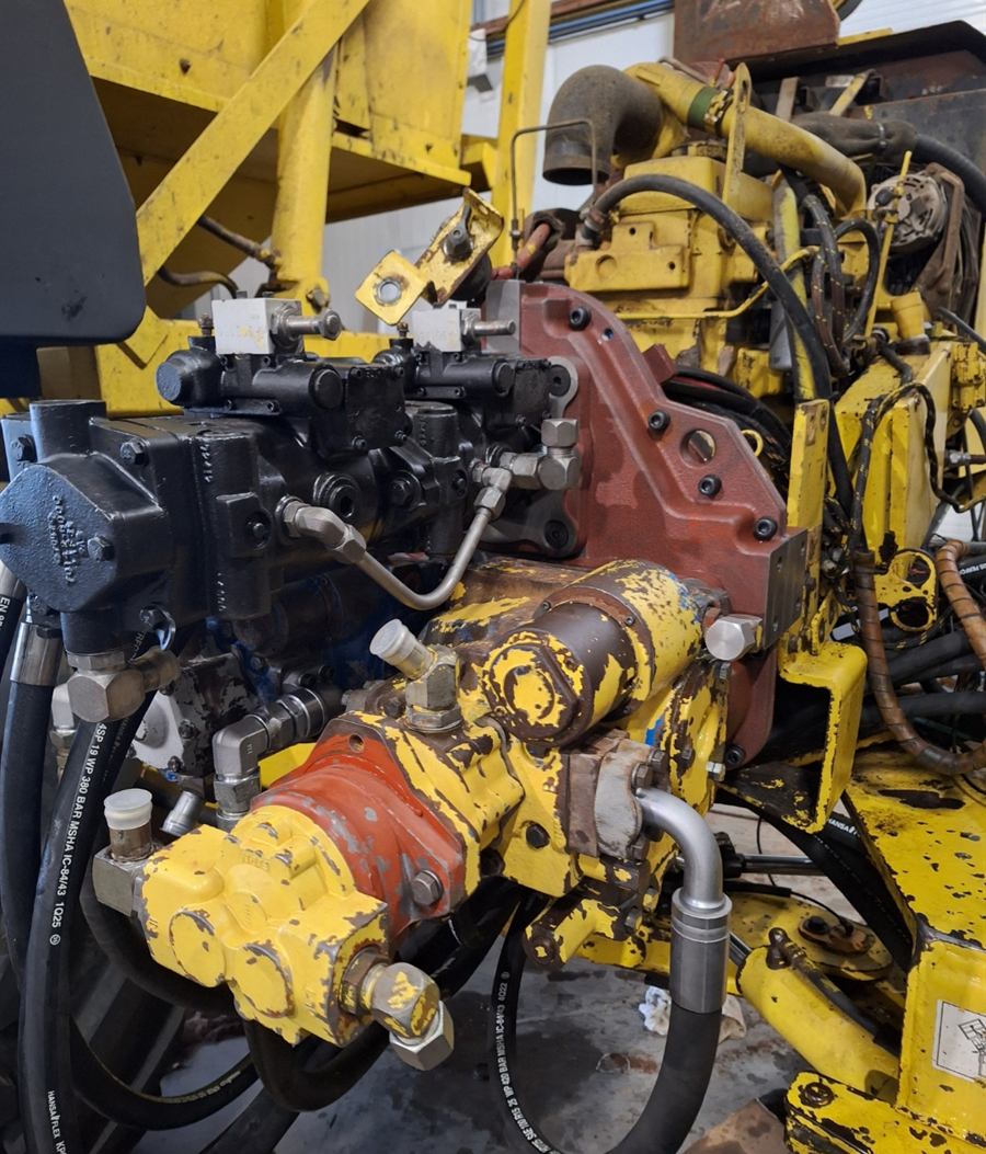 Nieuwe rode pompenkast, gemonteerd op de machine